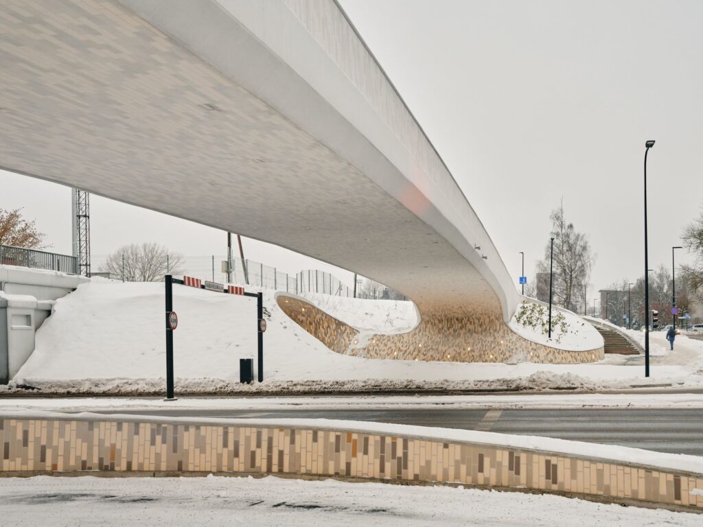 Tartu miesto pėsčiųjų tiltas ir praėjimai po juo (arch. S.Pihlak, S.Tuksam).