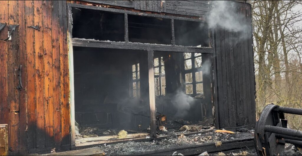 Per kelias valandas istorinė Veliuonos mokykla dramatiškai sudegė. (Remėzų šeimos archyvinė nuotrauka)