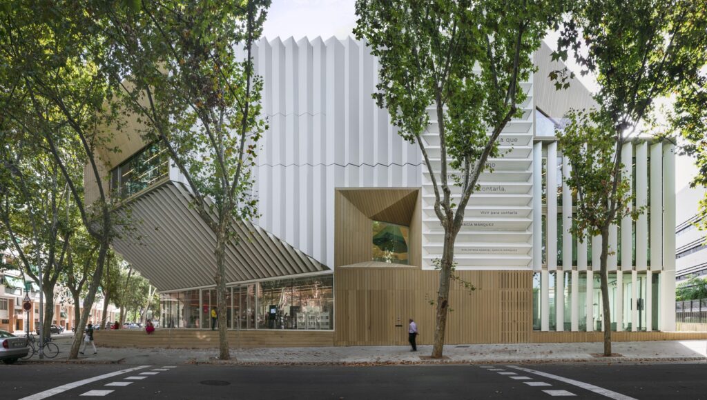 Gabriel García Márquez biblioteka Barselonoje (arch. SUMA Arquitectura“). 2024 metų Europos sąjungos Kylančių architektų premija. Foto: Jesus Granada. 