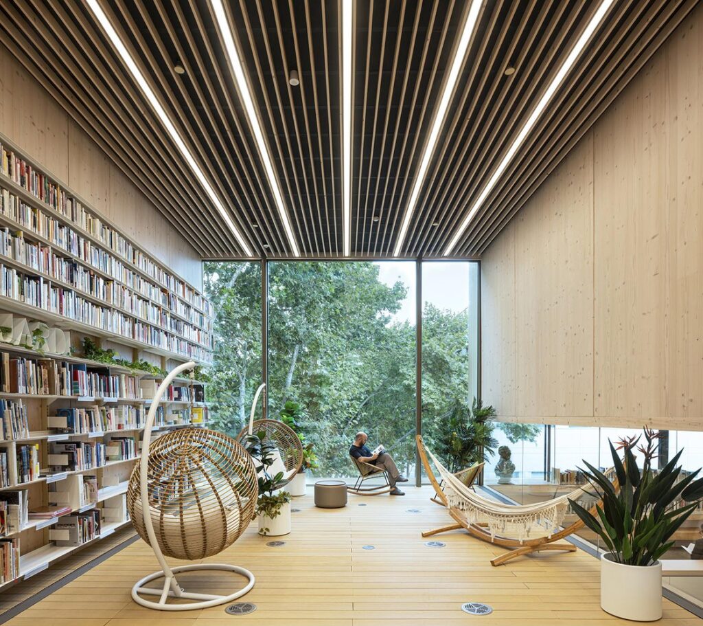Gabriel García Márquez biblioteka Barselonoje (arch. SUMA Arquitectura“). 2024 metų Europos sąjungos Kylančių architektų premija. Foto: Jesus Granada. 