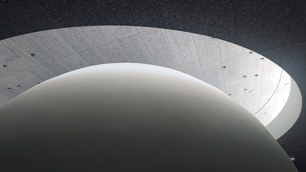 Viena ryškiausių interjero intrigų – planetariumo sfera (arch. F.Jerez, B.Perez De Juan, G.Natkevičius, D.Kalmatavičius). Foto: A.Bružo. 