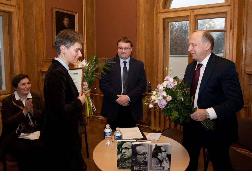 Graži ir kilni pirmosios Vytauto Kubiliaus premijos teikimo iškilmė Lietuvių literatūros ir tautosako institute: Andrius Kubilius sveikina pirmojo premijos laureato poeto Valdo Kukulo našlę (2012 lapkritis).