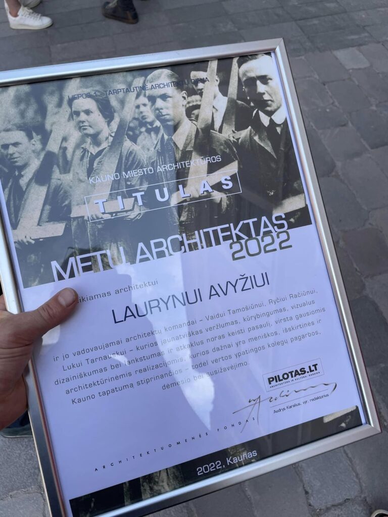 25-erius metus Kauno Metų Architektams buvo teikiami vardiniai diplomai, kuriuose – istorinės architektų demonstracijos Paryžiuje nuotrauka.