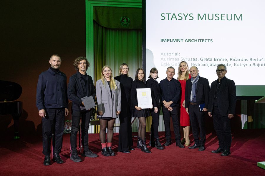 Už meno centrą „Stasys Museum“ Panevėžyje prizu „1/5 metro“ apdovanoti firmos IMPLMNT projektuotojai - Aurimas Syrusas, Greta Brimė, Ričardas Bertašius, Aurelija Kniukštaitė, Eglė Gečaitė, Ieva Sirijatavičiūtė, Kotryna Bajorinaitė, Jonė Virbickaitė.