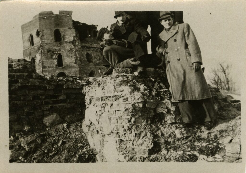 Rašytojas Alfonsas Danys (pirmas iš dešinės) Gedimino pilyje (Vilnius,1947).