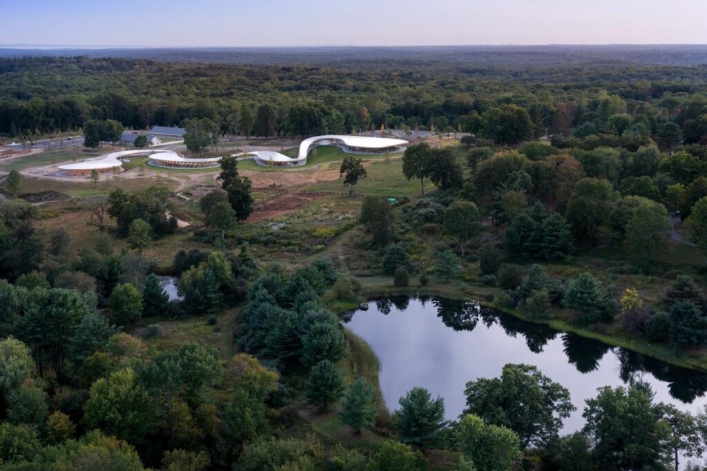 Bendruomenės centras „Grace Farms“ (arch. K.Sejima, R.Nishizawa; 2015 m.). Foto: Iwan Baan. 