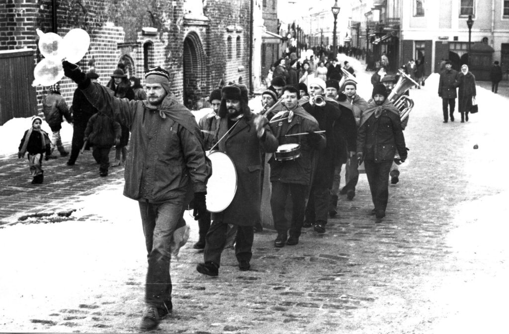 „Post Ars“ akcija „Šešiolikos taktų periodas“ Kaune 1994 m. vasario 16 d. Foto: A.Kemežio.