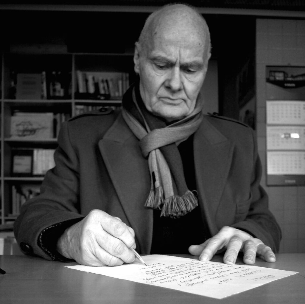 Susimąstymo minutė. J.R.Palys rašo pasiaiškinimą e-žurnalui Pilotas.LT dėl Kėdainių tilto. Foto: A.Bružo.