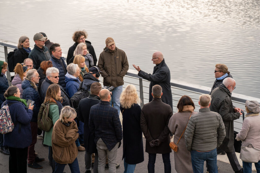 J.R.Palio iškalba ir auditorijos įtrauktis buvo labai vertinami ne tik architektų, bet ir architektūra besidominčių kauniečių. (pėsčios paskaitos „Palio metai“, 2022 spalis. Foto: D.Petrulis).