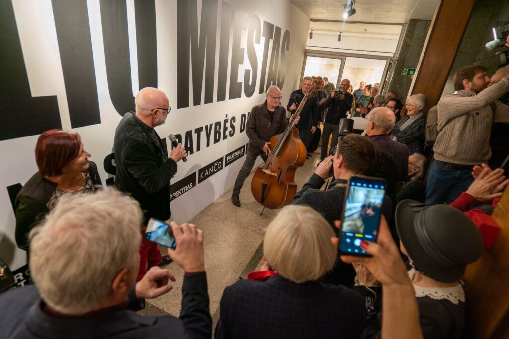 Parodos „Palio miestas: 7 tapatybės dimensijos“ atidaryme J.R.Palys visiems priminė, jog yra legendinio ansamblio „Oktava“ muzikantas. (M.K.Čiurlionio muziejaus Kauno paveikslų galerija, 2023 sausio 12. Foto: D.Petrulis.