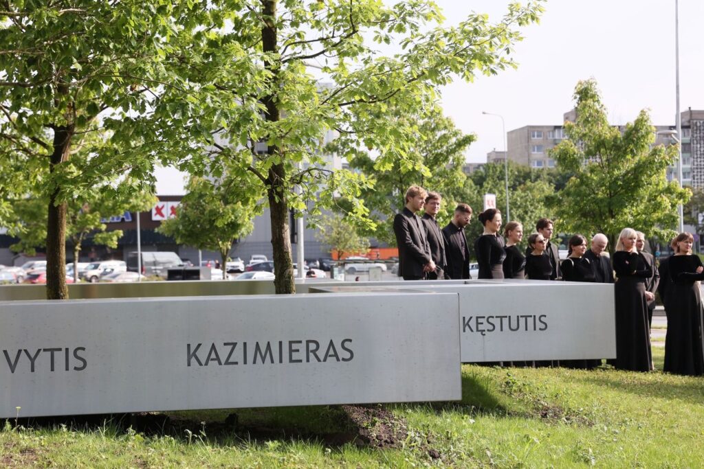 Paminklas partizanui, rezistentui, ryšininkui su Vakarais Juozui Lukšai-Daumantui (skulptorius G.Piekuras, arch. „Architektūros linija“). Foto: Vilniaus savivaldybės.