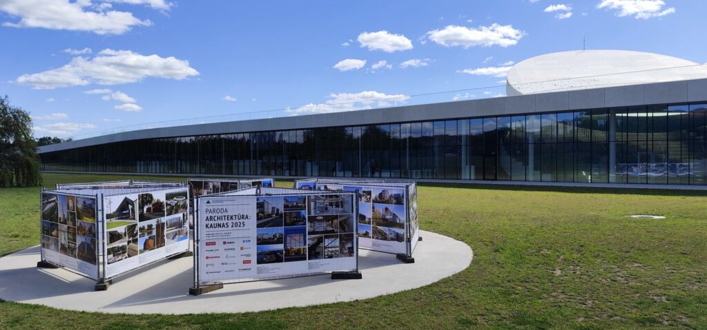 Tradicinė Kauno krašto architektų paroda-konkursas „Architektūra: Kaunas“ šiemet išeksponuota naujoje vietoje - priešais „Mokslo salą“. Foto: ©PILOTAS.LT
