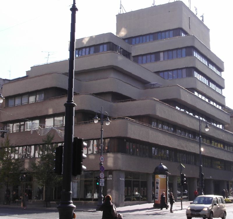 „Lietkoopsąjungos“ pastatas (arch. J.Šeibokas, 1985 m.) laikomas vienu geriausiu ir stilingiausių 9-ojo dešimtmečio architektūros pavyzdžių Lietuvoje. Foto: Wikipedia.