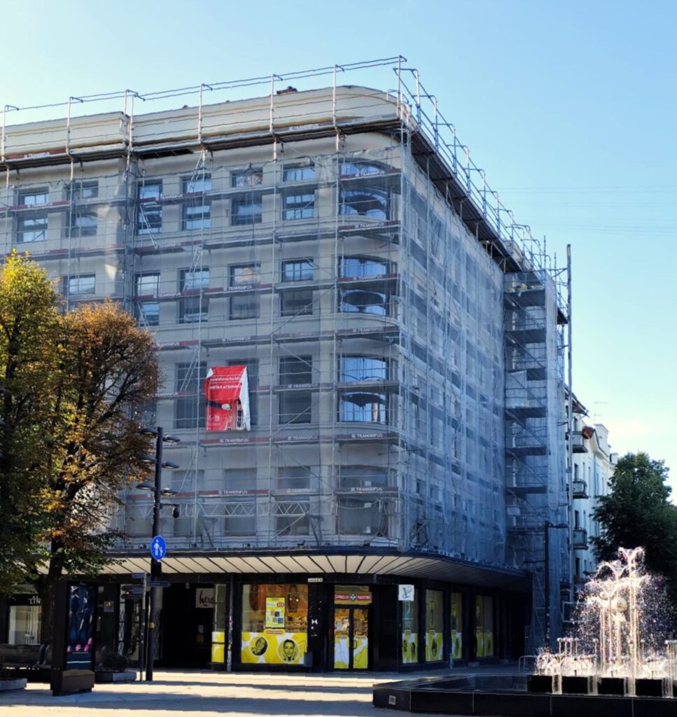 Multifunkcinis kompleksas šiuolaikiškai interpretuoja architektūrines formas kitoje Laisvės al. pusėje stovinčio „Pienocentro“ (arch. V.Lansbergis-Žemkalnis, K.Reisonas; 1934 m.), kuris šiuo metu yra remontuojamas. Foto: .: ©PILOTAS.LT