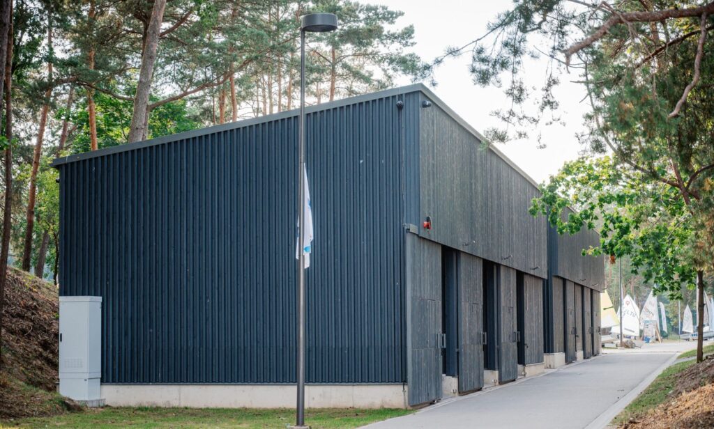 „Bangpūčio“ buriavimo bazė (arch. Š.Kiaunė, A.Kiaunienė, V.Obolevičius, A.Pipiras, G.Marozaitė). Foto: Kauno savivaldybės. 
