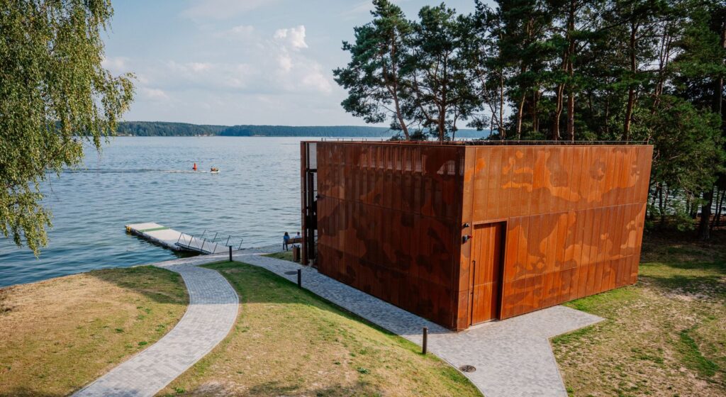 „Bangpūčio“ buriavimo bazė (arch. Š.Kiaunė, A.Kiaunienė, V.Obolevičius, A.Pipiras, G.Marozaitė). Foto: Kauno savivaldybės. 