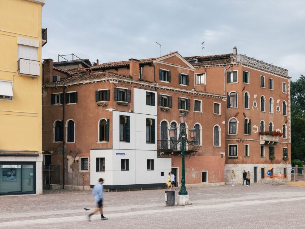 Titulinė nuotrauka: Estijos paviljonas „Leisk tave sušildyti“ 2025 m. Venecijos architektūros bienalėje (autorės – architektės Keiti Lige, Elina Liiva ir Helena Männa). Foto: Joosep-Kivimä. 