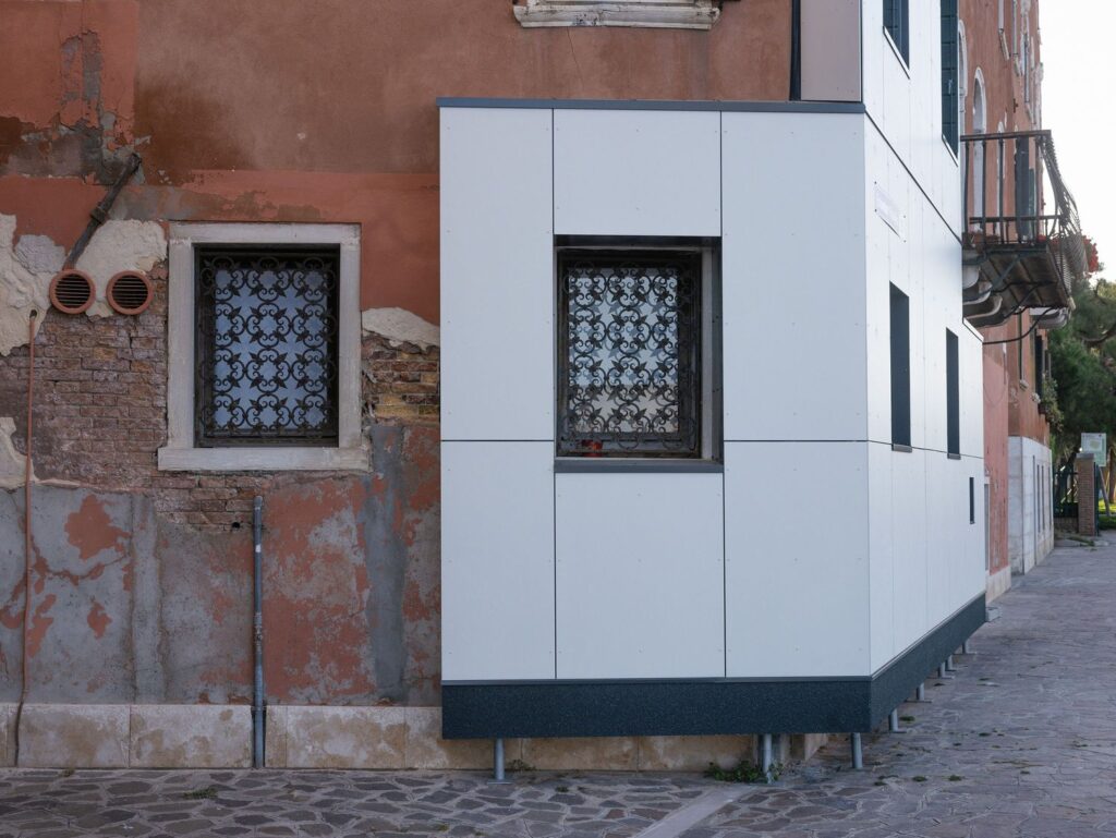 Titulinė nuotrauka: Estijos paviljonas „Leisk tave sušildyti“ 2025 m. Venecijos architektūros bienalėje (autorės – architektės Keiti Lige, Elina Liiva ir Helena Männa). Foto: Joosep-Kivimä. 