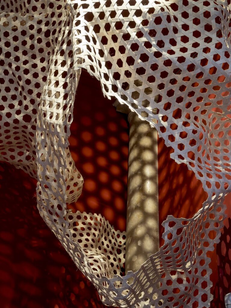 Jungtinės Karalystės paviljonas Venecijoje (autoriai Cave Bureau, kuratoriai Phil Ayres, Jack Young).