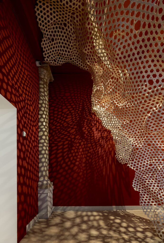 Jungtinės Karalystės paviljonas Venecijoje (autoriai Cave Bureau, kuratoriai Phil Ayres, Jack Young).