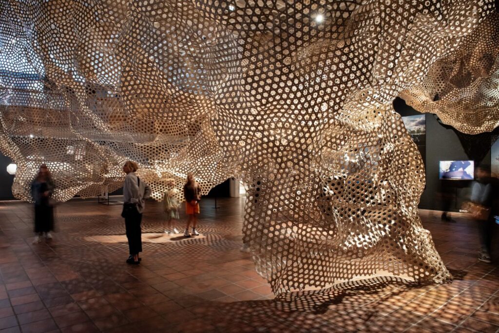 Jungtinės Karalystės paviljonas Venecijoje (autoriai Cave Bureau, kuratoriai Phil Ayres, Jack Young).