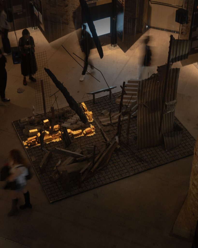 Ukrainos instaliacija „Circularity on the Edge“ 2025 metų Venecijos architektūros bienalėje (autoriai: K.Lopatiuk, H.Mitish, Y.Buchatska, A.Lopatiuk, O.Yaremchuk, O.Sirous, R.Puchko). 