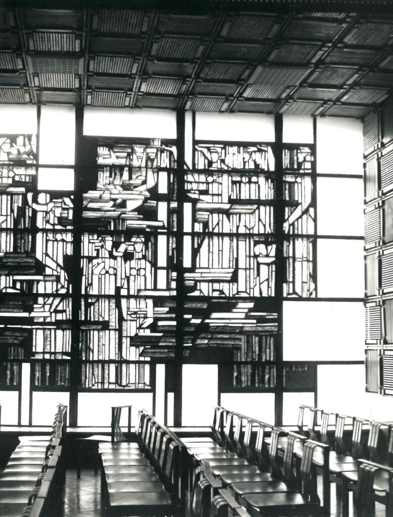 Iš parodos „Kasdienybės blyksnis. XX a. II pusės interjerų tendencijos“.Vitražas „Baltija“, buvęs Medienos medžiagų kombinatas, Klaipėda. Dailininkas vitražistas Algimantas Stoškus (1925–1998), 1974–1975 m. Nuotraukos autorius S.Keparutis, 1981 m. 