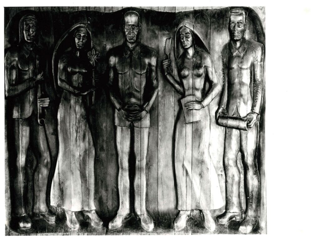 Iš parodos „Kasdienybės blyksnis. XX a. II pusės interjerų tendencijos“. Medžio pano „Darbas“ dalis, Neringos miesto savivaldybė, Nida. Dailininkas, tautodailininkas Eduardas Jonušas (1932–2014), 1980 m. Nuotraukos autorius S.Keparutis, 1981 m. 