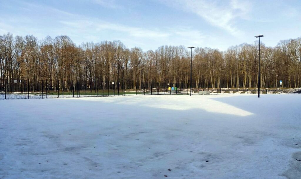 Istorinių teniso kortų vietoje Kauno ąžuolyne projektuojamas daugiafunkcis kompleksas, kuriame būtų plėtojama gyvenamoji bei viešbučių funkcijos. Foto: ©PILOTAS.LT