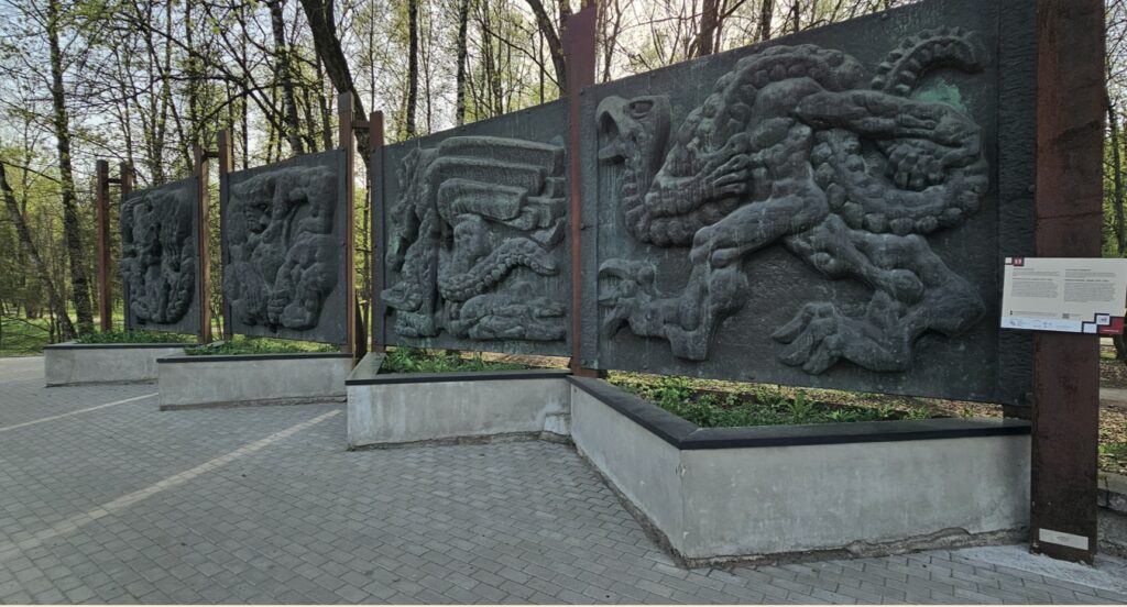 4 išlikusios skulptoriaus R.Šulskio ciklo „Fauna“ stelos. Pav.: skulptoriaus R.Šulskio fondo. 