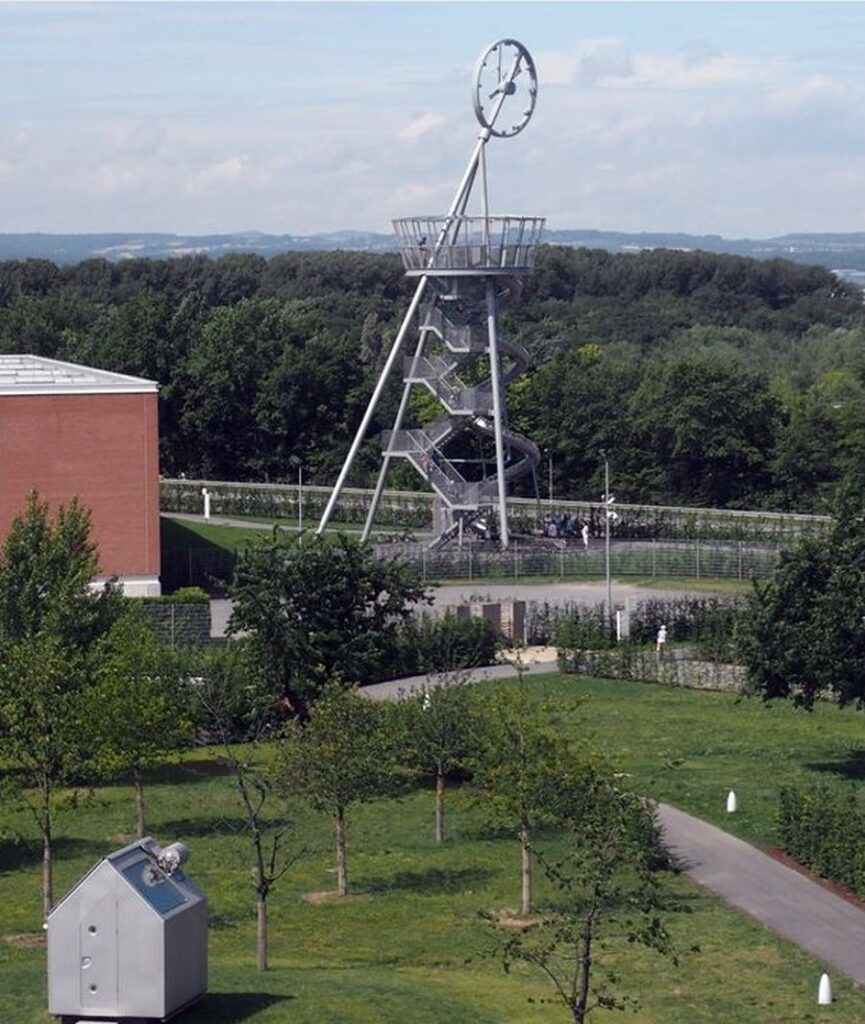 Kompanijos „Vitra“ miestelio bokštas (arch. C.Holleris, 2014 m.) ir Diogeno namukas (arch. R.Piano, 2013 m.). Foto: A.Bružo. 