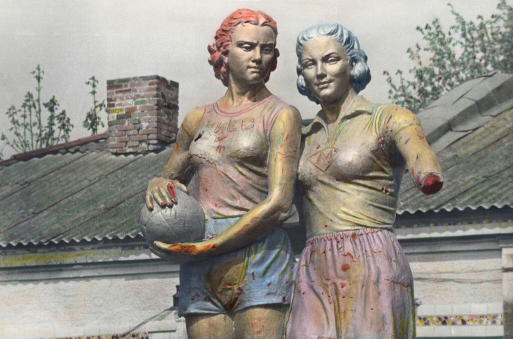 Gelžbetoninis paminklas prie Vodianės geležinkelio-stoties; Viktor Kočetov, Serhij Kočetov; 1989 m. Alexandra de Viveiros galerijos nuosavybė. 