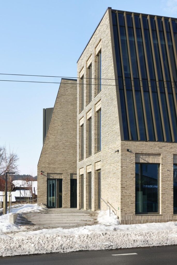 Verslo centras „L34“ Vilniuje (arch. „Aketuri architektai“; SPV R.Vaitekonytė-Mačiulienė, SPDV, M.Rekevičienė, arch. G.Griušytė, J.Karazo). Foto: N.Tukaj. 