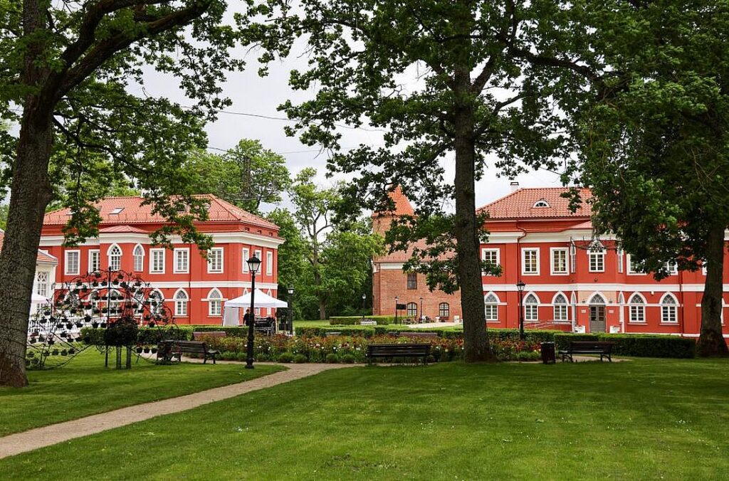 Raudondvario dvaro oficinos (rekonstrukcijos arch. V.Beigienė). Foto: Kauno rajono savivaldybės.