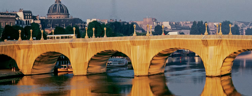  „Supakuotas Pont Neuf tiltas“ Paryžiuje, Christo ir Jeanne Claude, 1985 m. Foto: Wolfgang Volz. 