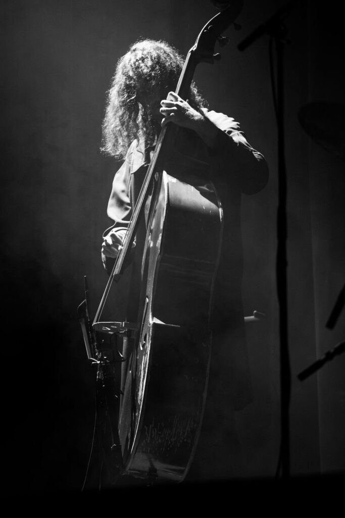 Filmo paskutinio kadro muziką renginyje meistriškai ir nepastebimai pratęsė gyvai atliekama speciali „Brolių Bazarų trio“ muzikinė kompozicija. Foto: Kajus Len. 
