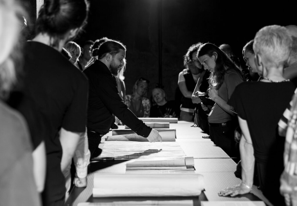Renginio programą pradėjo Nacionalinio architektūros instituto (NAI) organizuotas J.R. Palio archyvo fragmentų pristatymas. Rinkinio kuratorius dr. Paulius Tautvydas Laurinaitis lankytojams pristatė 12 unikalių architekto „papirusų“. Foto: Kajus Len. 