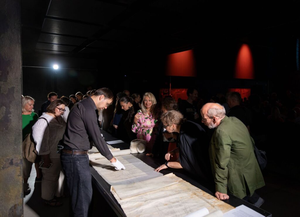 Renginio programą pradėjo Nacionalinio architektūros instituto (NAI) organizuotas J.R. Palio archyvo fragmentų pristatymas. Rinkinio kuratorius dr. Paulius Tautvydas Laurinaitis lankytojams pristatė 12 unikalių architekto „papirusų“. Foto: Kajus Len. 