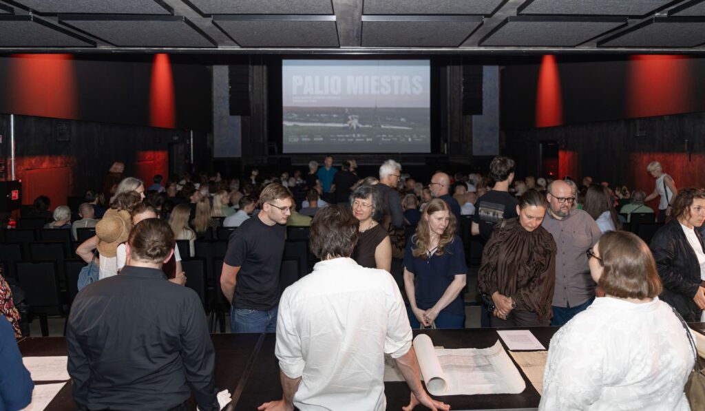 Renginio programą pradėjo Nacionalinio architektūros instituto (NAI) organizuotas J.R. Palio archyvo fragmentų pristatymas. Rinkinio kuratorius dr. Paulius Tautvydas Laurinaitis lankytojams pristatė 12 unikalių architekto „papirusų“. Foto: Kajus Len. 