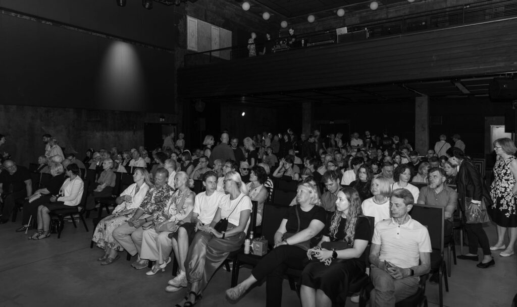 Buvęs kino teatras „Daina“ tiesiog lūžo nuo lankytojų. Dokumentinio filmo „Palio miestas“ premjeros seanso momentas. Foto: Kajus Len. 