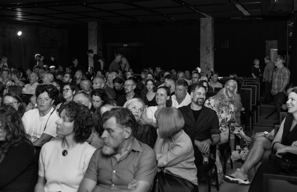 Buvęs kino teatras „Daina“ tiesiog lūžo nuo lankytojų. Dokumentinio filmo „Palio miestas“ premjeros seanso momentas. Foto: Kajus Len. 