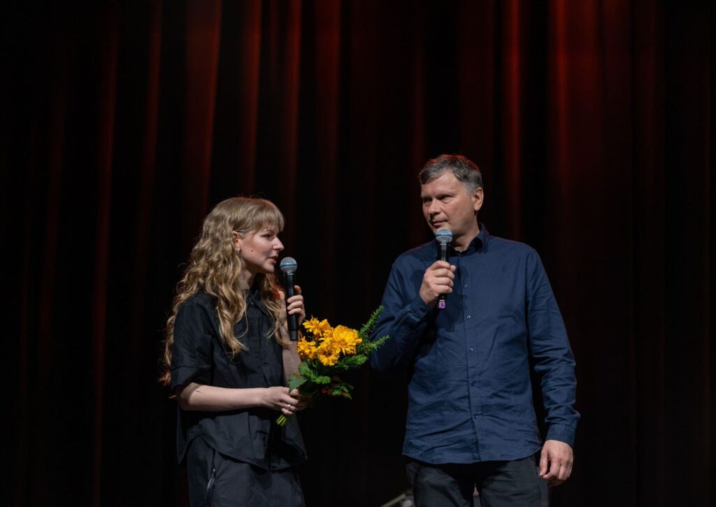 Filmo režisierė Emilija Martinkevič ir korežisierius bei koprodiuseris Almantas Bružas žiūrovams papasakojo apie neeilinę filmo sukūrimo istoriją ir kūrybines peripetijas. Foto: Kajus Len. 