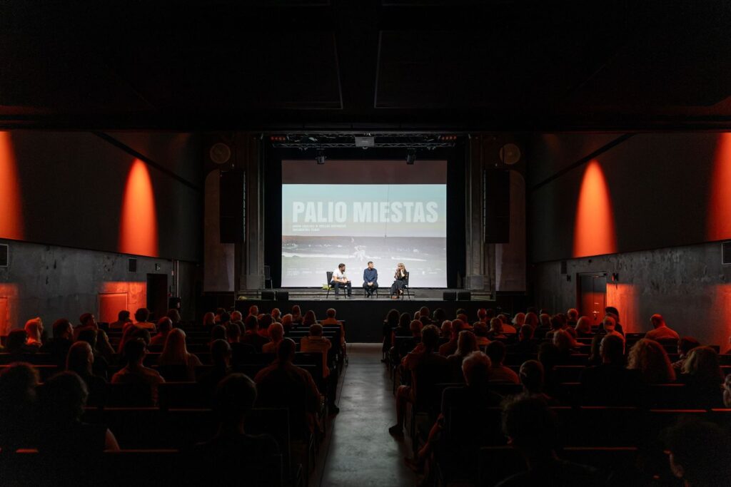 Kino premjeros renginį užbaigė architekto ir teoretiko dr. Mato Šiupšinsko moderuota filmo režisierės Emilijos Martinkevič ir korežisieriaus bei koprodiuserio Almanto Bružo improvizuota diskusija scenoje. Foto: Kajus Len. 
