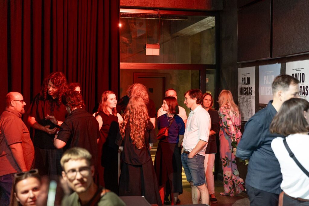 Buvęs kino teatras „Daina“ tiesiog lūžo nuo lankytojų. Dokumentinio filmo „Palio miestas“ premjeros seanso momentas. Foto: Kajus Len. 