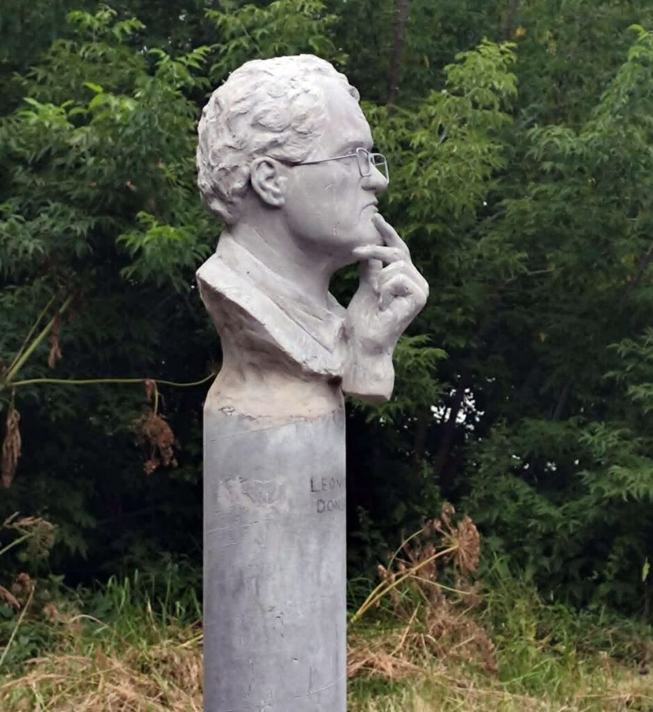 Skulptūra filosofui ir intelektualui L.Donskiui Šviesių žmonių parkelyje (Antazavės km.). Foto: A.Bružo.