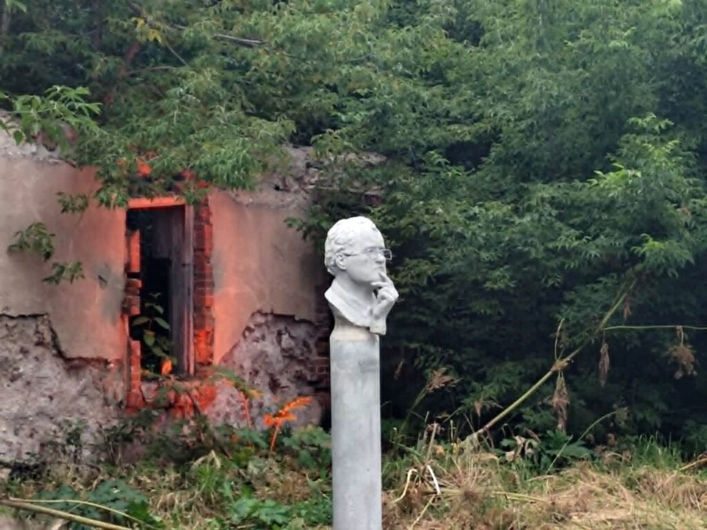 Skulptūra filosofui ir intelektualui L.Donskiui Šviesių žmonių parkelyje (Antazavės km.). Foto: A.Bružo.