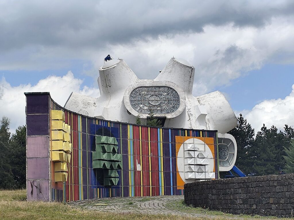 Memorialinis kompleksas „Makedonium“ (aut. J. ir I. Grabulovskiai, 1974 m.) Foto: Almanto Bružo. 
