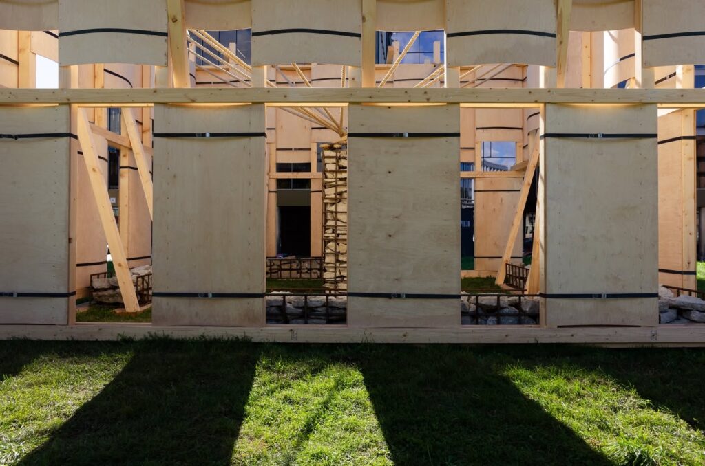 Laikinasis paviljonas-instaliacija „Rezonansas“ Taline (arch. „Aru Ma- Architects"). Foto: Cheng Hao Chung.