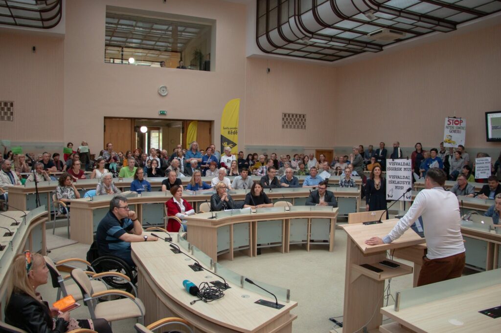 Gatvės projektą išilgai Nemuno jau 7 metus atkakliai stumianti Kauno valdžia ir toliau atsisako išgirsti į šančiškių balsą. Vizito Kauno savivaldybėje momentas. Foto: Žemųjų Šančių bendruomenės.