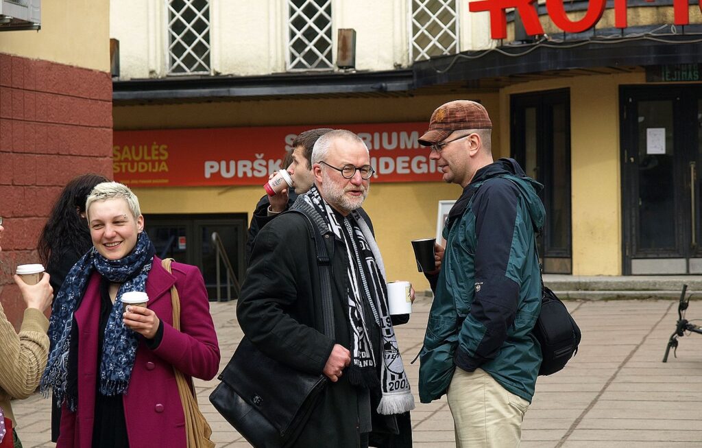 Audrys Karalius 2010 metais organizavo net kelis mėnesius trukusią taikaus protesto akciją „Žmonės kavingais veidais“, kurios tikslas – apsaugoti tarpukarinį „Romuvos“ kino teatrą nuo privatizacijos ir išlaikyti pirminę jo funkciją. Kovo 26 dienos akcijos momentas su bendraminčiais. Nuotrauka Almanto Bružo. 